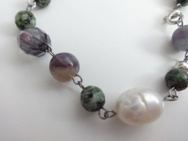 Taş ve inci el yapımı bilezik