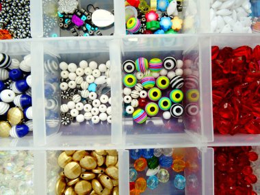 Mix bir Organizer'da renkli plastik boncuk