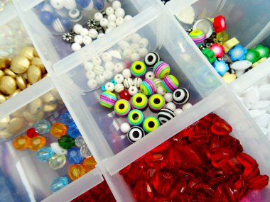 Mix bir Organizer'da renkli plastik boncuk