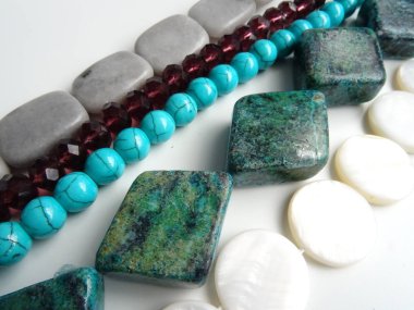 Dizeleri değerli taş boncuk çeşitli şekiller ve renkler