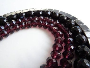 Dizeleri çeşitli Shap siyah, gri ve bordo taş boncuklar