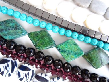 Dizeleri değerli taş boncuk çeşitli şekiller ve renkler