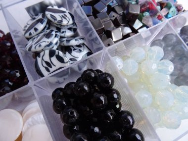 Mix siyah ve beyaz taş boncuk çeşitli şekiller iyi ARR