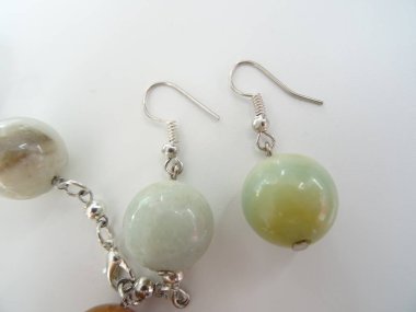 El yapımı küpe değerli taş boncuk yapılmış