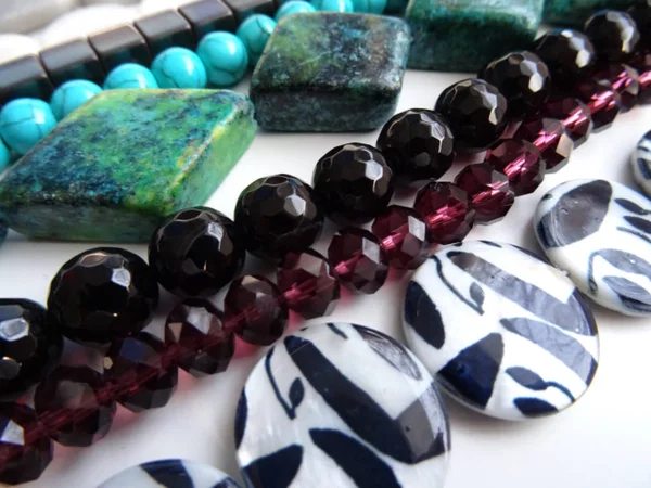 Stringhe Perline Pietre Preziose Varie Forme Colori — Foto Stock