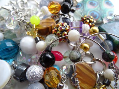 Renkli plastik ve değerli taş boncuk karışımı