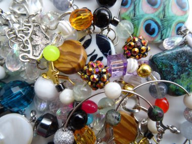 Renkli plastik ve değerli taş boncuk karışımı