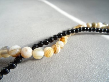 Aydınlık ve karanlık değerli taş boncuk sokmaları