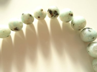 Yeşil taş boncuk dize