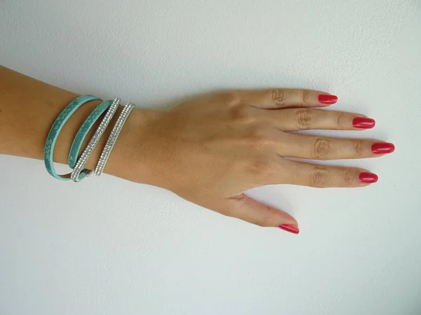 Groene Glimmende Moderne Armband Pols Van Een Vrouwelijke — Stockfoto