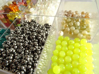 Karışık renkli plastik ve değerli taş boncuklar bir organizatör
