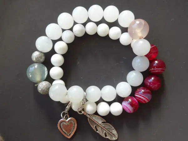 Bracciali Fatti Mano Con Cuore Ciondoli Piume — Foto Stock