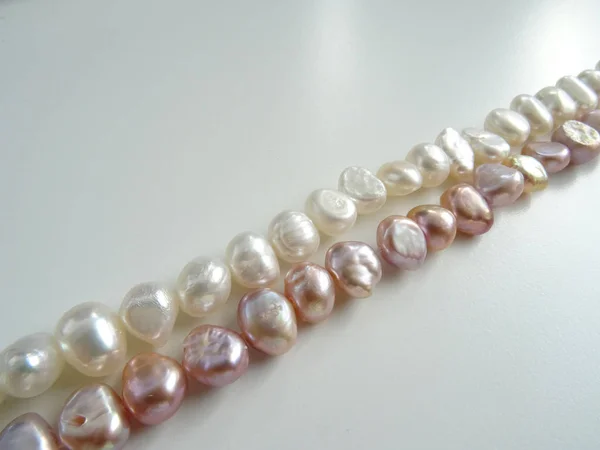白色和粉红色淡水 水景珍珠串 — 图库照片