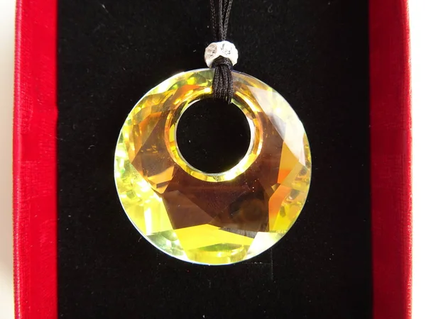 Okrągłymi Kryształami Wisiorek Naszyjnik Dziury Polu Biżuteria Czerwony — Zdjęcie stockowe