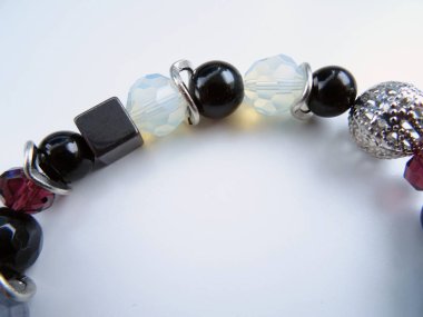 Koyu Taş Lı Bilezik, yakın çekim