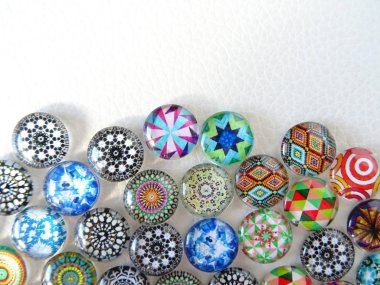 Yuvarlak parlak renkli takı süslemeleri