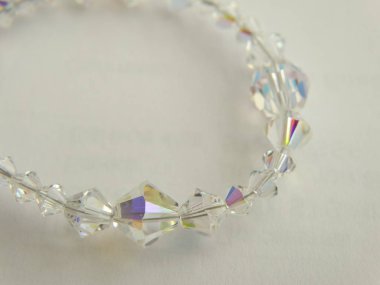 Beyaz Kristal Bilezik, kapat