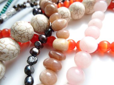 Çeşitli renklerde karışık taş boncuk dizeleri