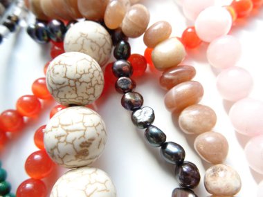 Çeşitli renklerde karışık taş boncuk dizeleri