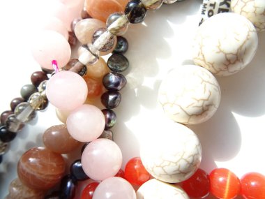 Çeşitli renklerde karışık taş boncuk dizeleri