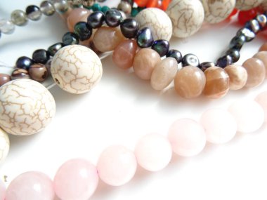 Çeşitli renklerde karışık taş boncuk dizeleri