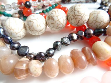 Çeşitli renklerde karışık taş boncuk dizeleri