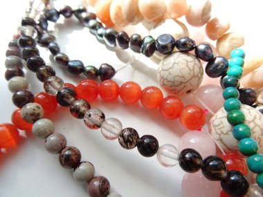 Çeşitli renklerde karışık taş boncuk dizeleri