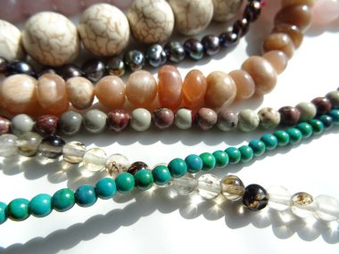 Çeşitli renklerde karışık taş boncuk dizeleri