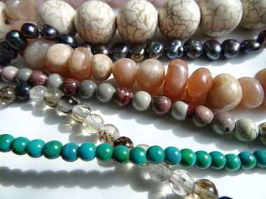 Çeşitli renklerde karışık taş boncuk dizeleri