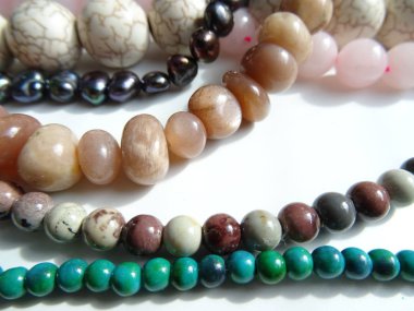 Çeşitli renklerde karışık taş boncuk dizeleri