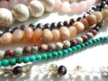 Çeşitli renklerde karışık taş boncuk dizeleri