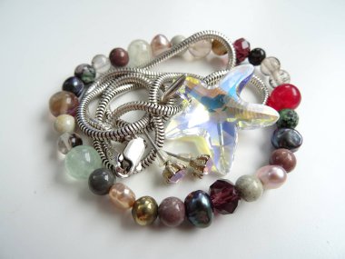 Renkli değerli taş bilezik ve büyük Crysta ile gümüş kolye