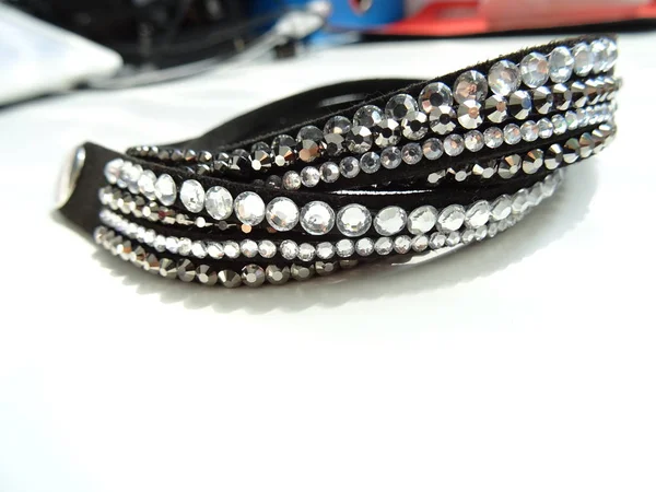 Bracelet Mode Noir Avec Cristaux Blancs — Photo