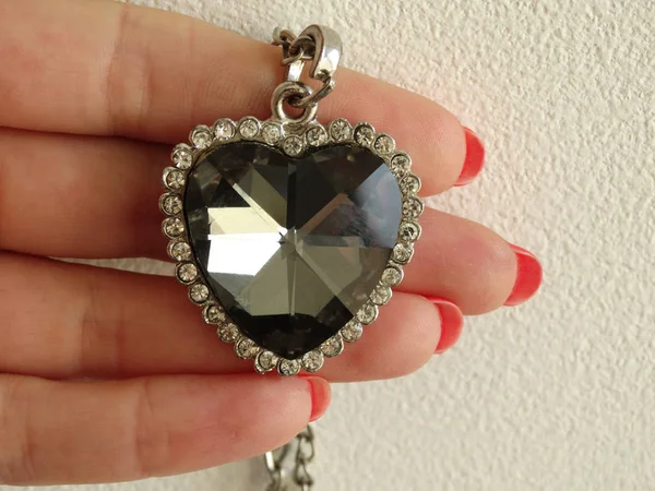 Pendentif Collier Forme Coeur Cristal Foncé Dans Une Main Féminine — Photo