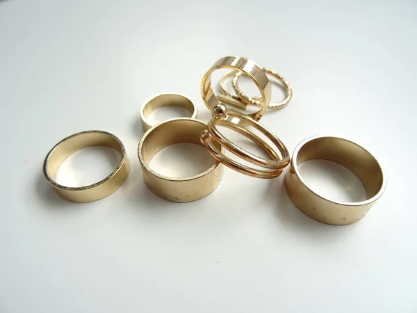 Απλά Χρυσά Δαχτυλίδια Διάφορα Μεγέθη — Φωτογραφία Αρχείου