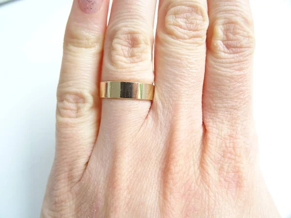Χρυσό Δαχτυλίδι Γάμου Ένα Δάχτυλο — Φωτογραφία Αρχείου