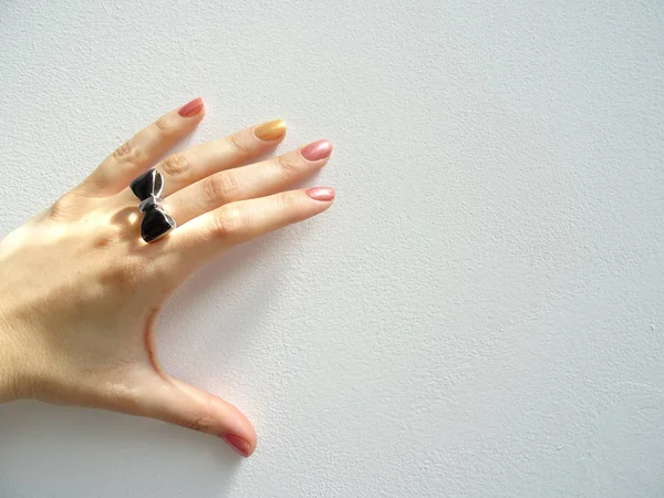 Mano Femenina Con Anillo Arco Negro Que Muestra Algo — Foto de Stock