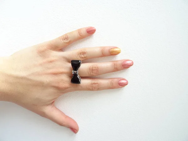 Θηλυκό Χέρι Ένα Μαύρο Τόξο Δαχτυλίδι — Φωτογραφία Αρχείου