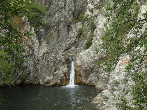 Gyönyörű Vízesés Parkban — Stock Fotó