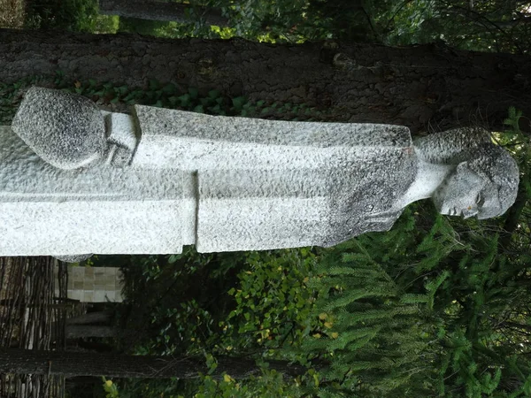 Steinstatue Einer Frau Mit Wasserkrügen — Stockfoto