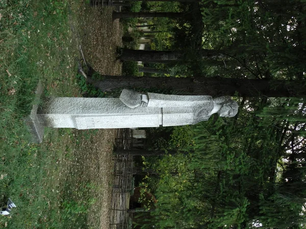 Statua Pietra Una Donna Che Tiene Brocche Acqua — Foto Stock