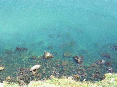 Yukarıdan kayalık Deniz Sahil görünümü