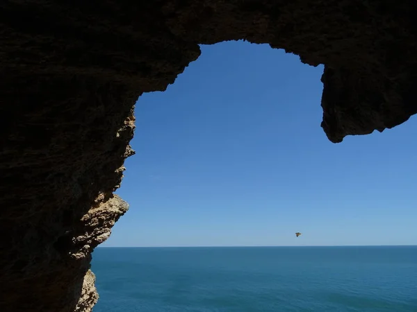 岩の後ろの海の景色 — ストック写真