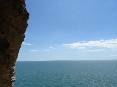 Deniz Manzaralı bir yüksek Rock