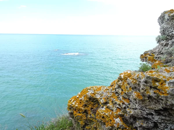 Rock Met Oranje Mos Zee Achtergrond — Stockfoto