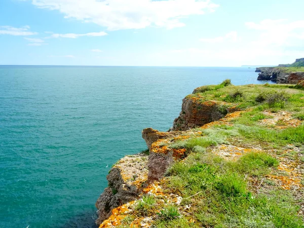 Рок Помаранчевої Лишайник Тлі Моря — стокове фото