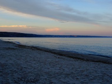 Gökyüzü degrade renklerinin denizin üzerinde