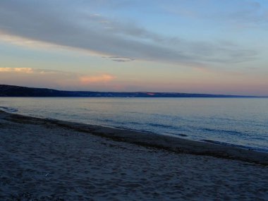 Gökyüzü degrade renklerinin denizin üzerinde