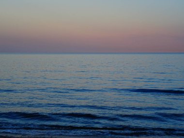 Gökyüzü degrade renklerinin denizin üzerinde