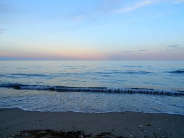 Gökyüzü degrade renklerinin denizin üzerinde